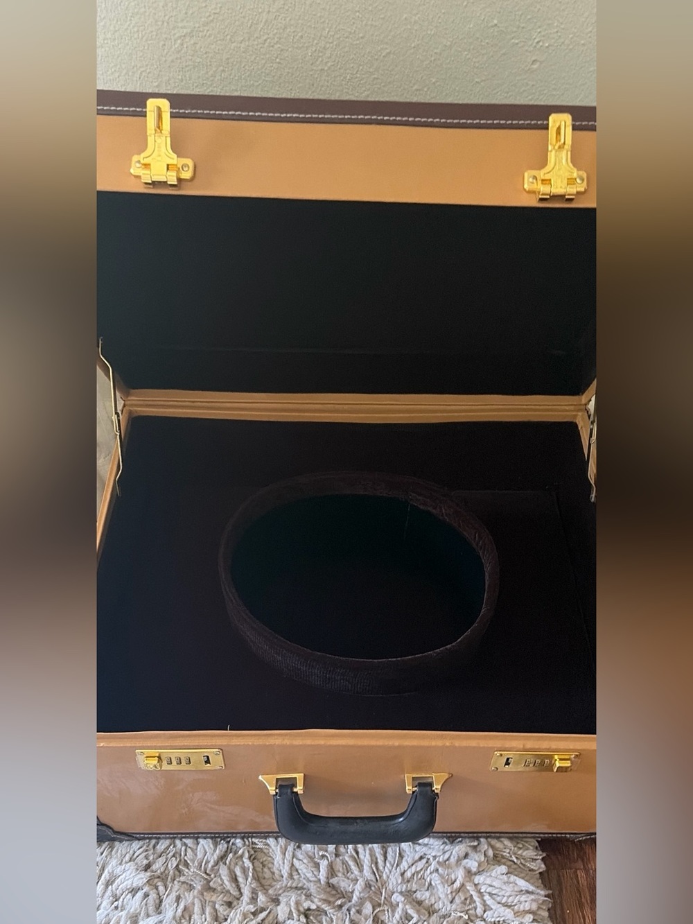 Larry Mahan Black and Brown Western 1000x Hat Case with Gold Hardware - Picture 3 of 5